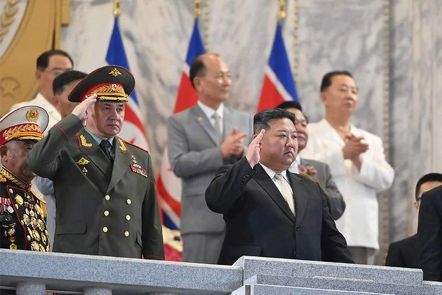 Шойгу побывал на военном параде в Пхеньяне и передал Ким Чен Ыну подарок от Путина - ФОТО
